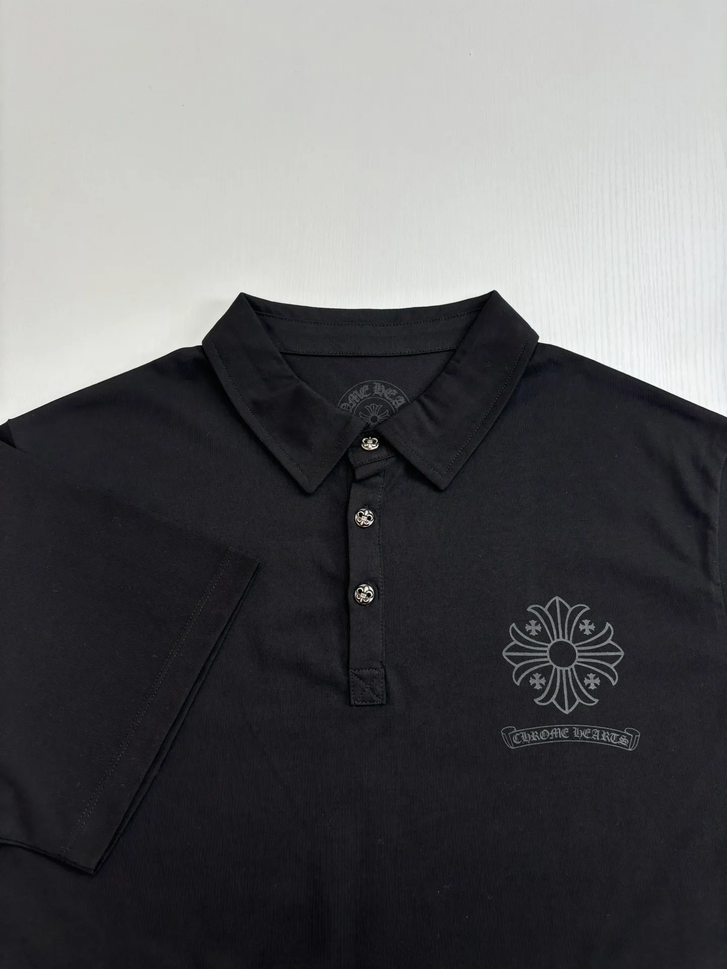 🅿️270 Come Hearts*/Cro Heart 25Ss new dark pattern cross flower scroll polo shirt. The fabric is made of tailor-dyed 230G cotton fabric. Cross dark pattern scroll printing on the chest. Collar hardware molding. Customized accessories. Size: S/M/L